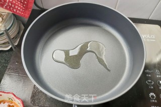 黄瓜炒豆皮肉卷的做法步骤：3