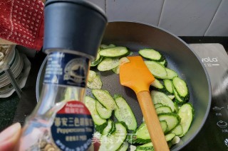 黄瓜炒豆皮肉卷的做法步骤：6