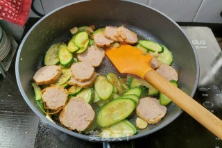 黄瓜炒豆皮肉卷的做法步骤：7