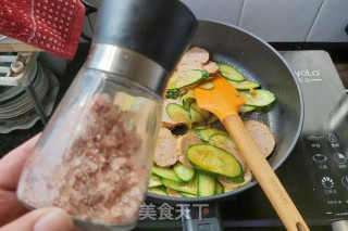 黄瓜炒豆皮肉卷的做法步骤：8