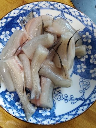 豆腐鱼炖豆腐的做法步骤：2