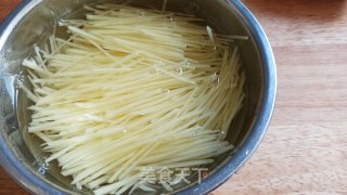 酸辣土豆丝的做法步骤：1