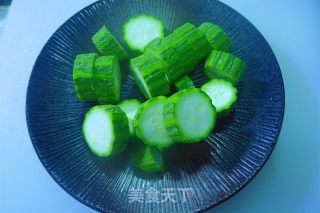 润肠低脂健康菜~蒜蓉木耳枸杞蒸丝瓜的做法步骤：2