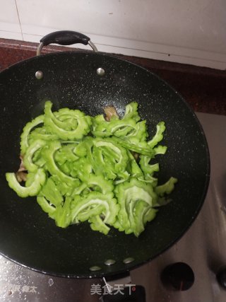 猪肉干煸苦瓜的做法步骤：4