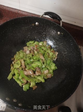 猪肉干煸苦瓜的做法步骤：6