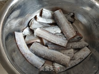 香煎带鱼的做法步骤：1