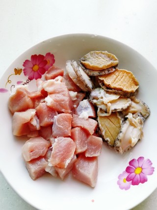 瘦肉鲍鱼汤的做法步骤：2