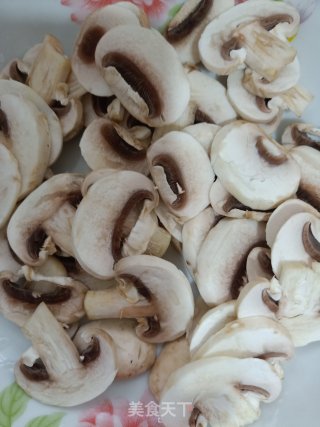 蘑菇炒青菜的做法步骤：3