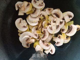 蘑菇炒青菜的做法步骤：6
