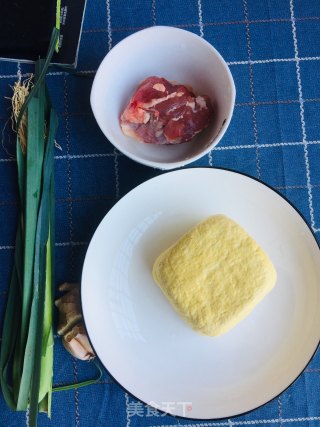 瘦肉炒咸豆干蒜苗的做法步骤：1