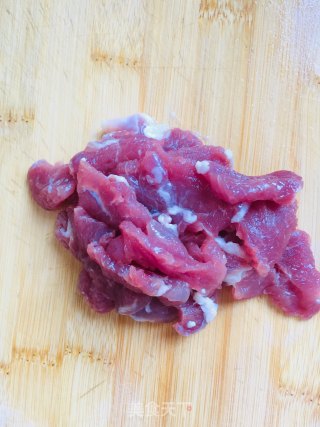瘦肉炒咸豆干蒜苗的做法步骤：2