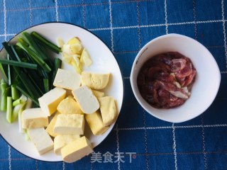 瘦肉炒咸豆干蒜苗的做法步骤：4