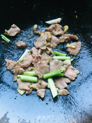 瘦肉炒咸豆干蒜苗的做法步骤：9