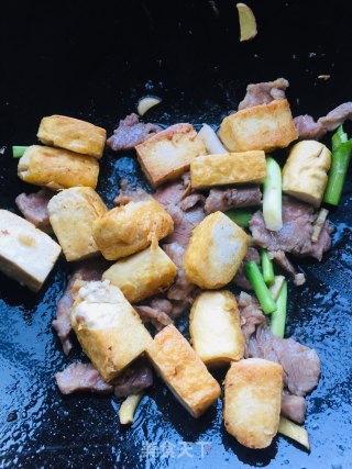 瘦肉炒咸豆干蒜苗的做法步骤：10