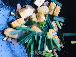 瘦肉炒咸豆干蒜苗的做法步骤：11