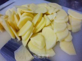 土豆芹菜炒牛肉的做法步骤：1