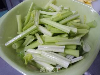 土豆芹菜炒牛肉的做法步骤：2