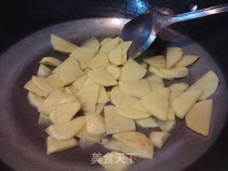 土豆芹菜炒牛肉的做法步骤：6