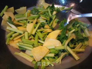 土豆芹菜炒牛肉的做法步骤：7