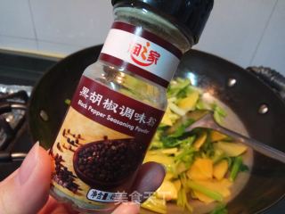 土豆芹菜炒牛肉的做法步骤：8