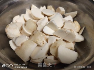 五花肉焖芋头的做法步骤：2