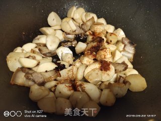 五花肉焖芋头的做法步骤：6