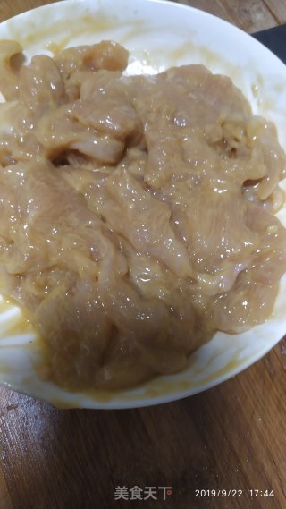 鸡胸肉炒萝卜的做法步骤：1