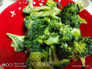五花肉炒西蓝花的做法步骤：1