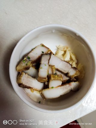 五花肉炒西蓝花的做法步骤：2