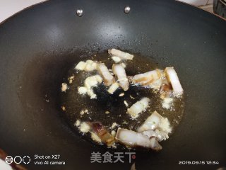 五花肉炒西蓝花的做法步骤：4