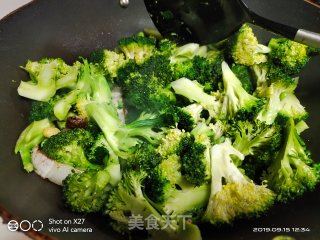 五花肉炒西蓝花的做法步骤：5