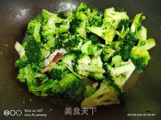 五花肉炒西蓝花的做法步骤：6