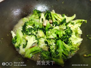 五花肉炒西蓝花的做法步骤：8
