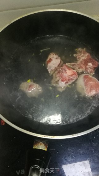 排骨豆芽汤的做法步骤：2