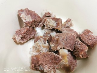 【今日早餐】牛腩裸条的做法步骤：1