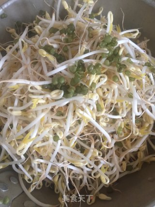 醋炒绿豆芽的做法步骤：1