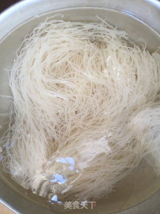 三丝炒米粉的做法步骤：2