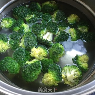 蒜香西兰花拌木耳的做法步骤：3