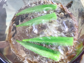 秋葵炒虾仁的做法步骤：2