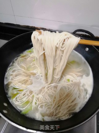 翡翠肉丝面的做法步骤：2