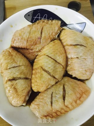 #家常菜#好吃到吸手指的红烧鸡翅的做法步骤：1