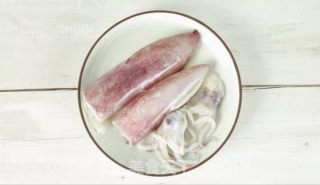 甜蜜升级-蜜汁炖鱿鱼的做法步骤：1