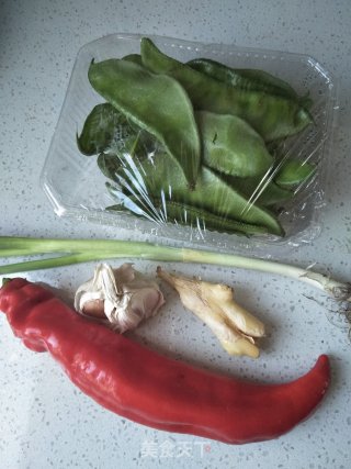 尖椒炒梅豆的做法步骤：1