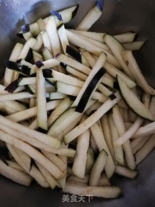 好吃不油腻的清炒茄子的做法步骤：1