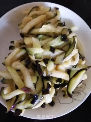 好吃不油腻的清炒茄子的做法步骤：2