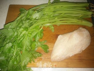 芹菜炒鸡胸肉的做法步骤：1