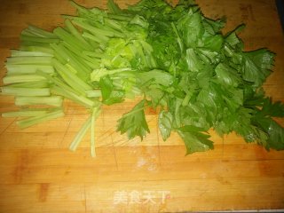 芹菜炒鸡胸肉的做法步骤：3