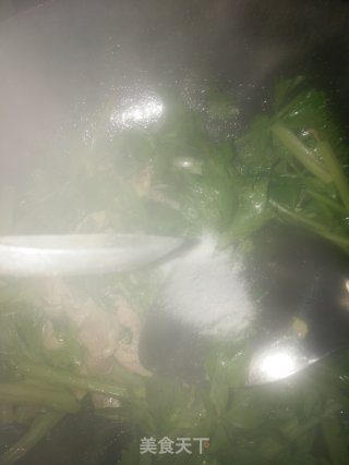 芹菜炒鸡胸肉的做法步骤：8