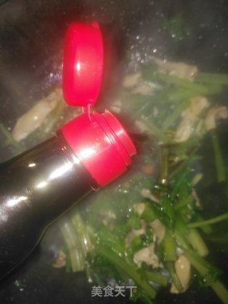 芹菜炒鸡胸肉的做法步骤：9