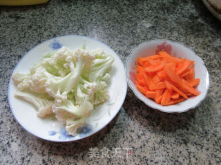 胡萝卜炒花菜的做法步骤：1